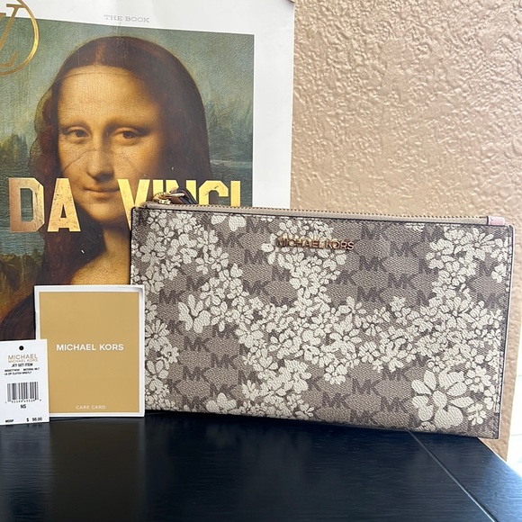 👜 Michael Kors Large Zip Clutch Wristlet 👜 - Picture 7 of 7